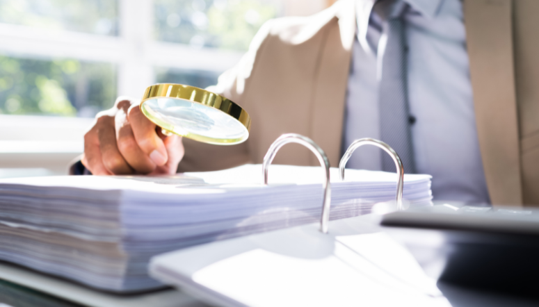 asesor fiscal observando sus números