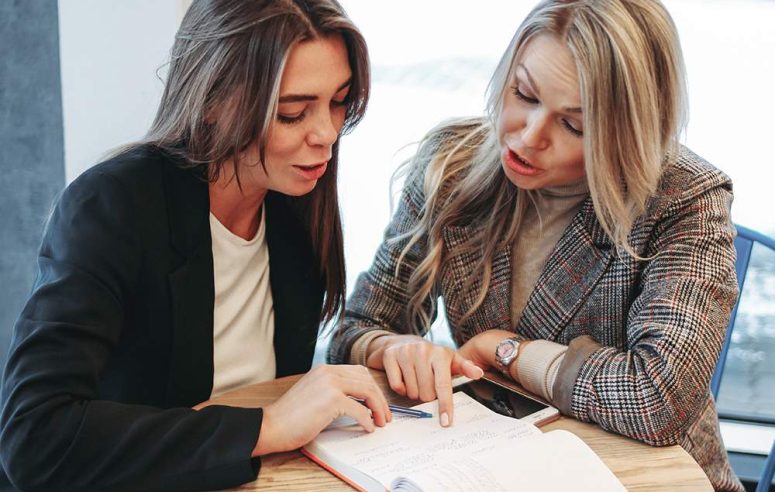 bg-3 mujeres asesoras de pymes en asesoria de empresas en barcelona